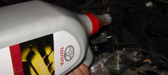 Замена масла в двигателе Toyota