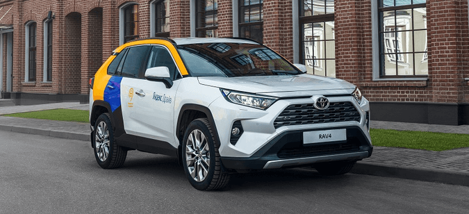 Поместится всё и даже больше: кроссовер Toyota RAV4 теперь доступен в Яндекс. Драйв