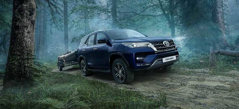 Иконы бездорожья в новом статусе: Toyota обновила рамные внедорожники Hilux и Fortuner