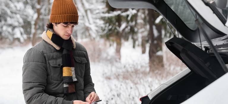 человек у&nbsp;машины зимой