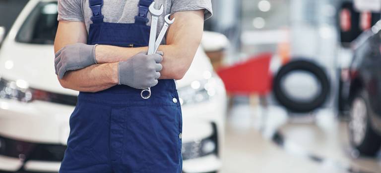 слесарь на&nbsp;автосервисе