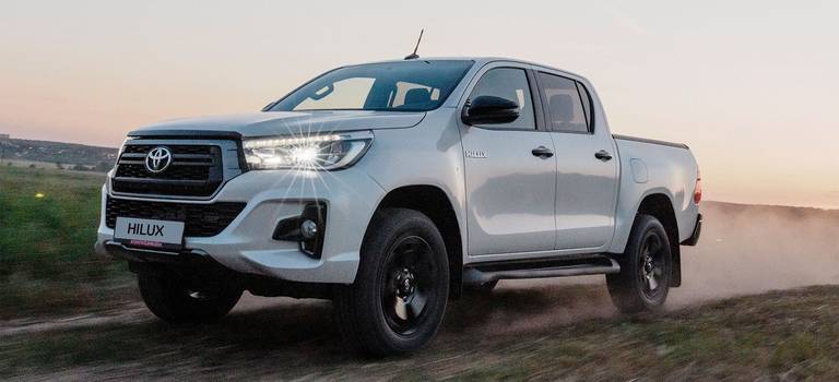 Toyota Hilux «перешла на темную сторону»: обзавелась версией Exclusive Black (от 2,9 млн рублей)