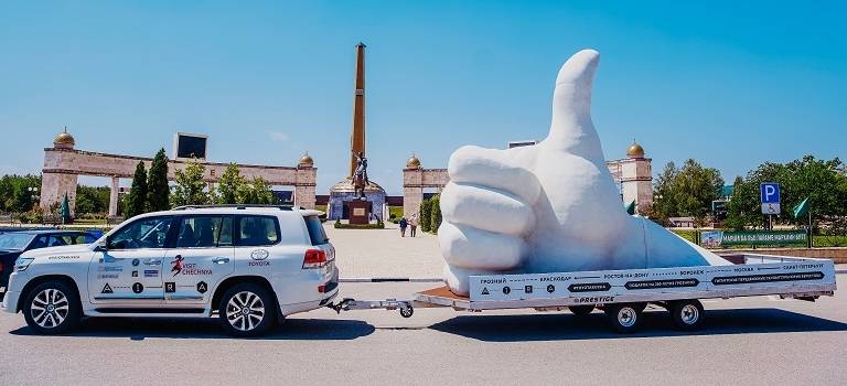 Toyota Land Cruiser 200 доставил гигантский «Лайк» из Санкт-Петербурга в Грозный