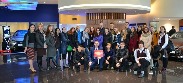 Компания «Саммит Моторс (Владивосток)» провела для учеников 10−11-х классов школы № 28 экскурсии по дилерскому центру.