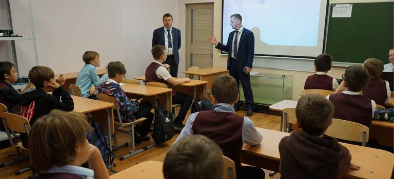 На этой неделе специалисты компании «Саммит Моторс (Владивосток)» вновь посетили Школу № 28 и рассказали мальчикам 8-х классов об истории компании Toyota и ее философии.