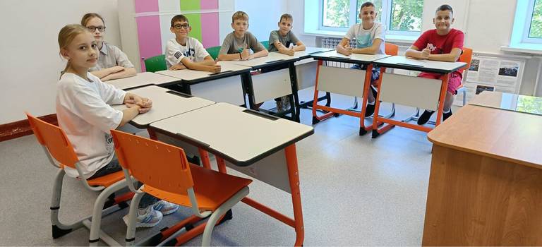 Новый линолеум в 5 учебных классах интерната для слабослышаших и глухих детей