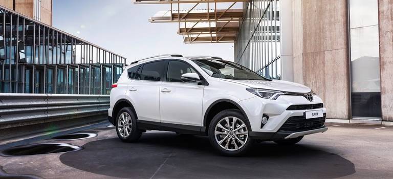 Toyota Camry и RAV4 можно приобрести по программам льготного кредитования «Первый автомобиль» и «Семейный автомобиль»