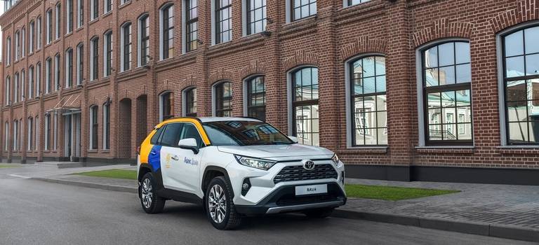 Поместится всё и даже больше: кроссовер Toyota RAV4 теперь доступен в Яндекс. Драйв