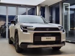 Toyota RAV4 2025 г. (белый)