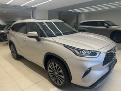Toyota Highlander 2025 г. (бежевый)