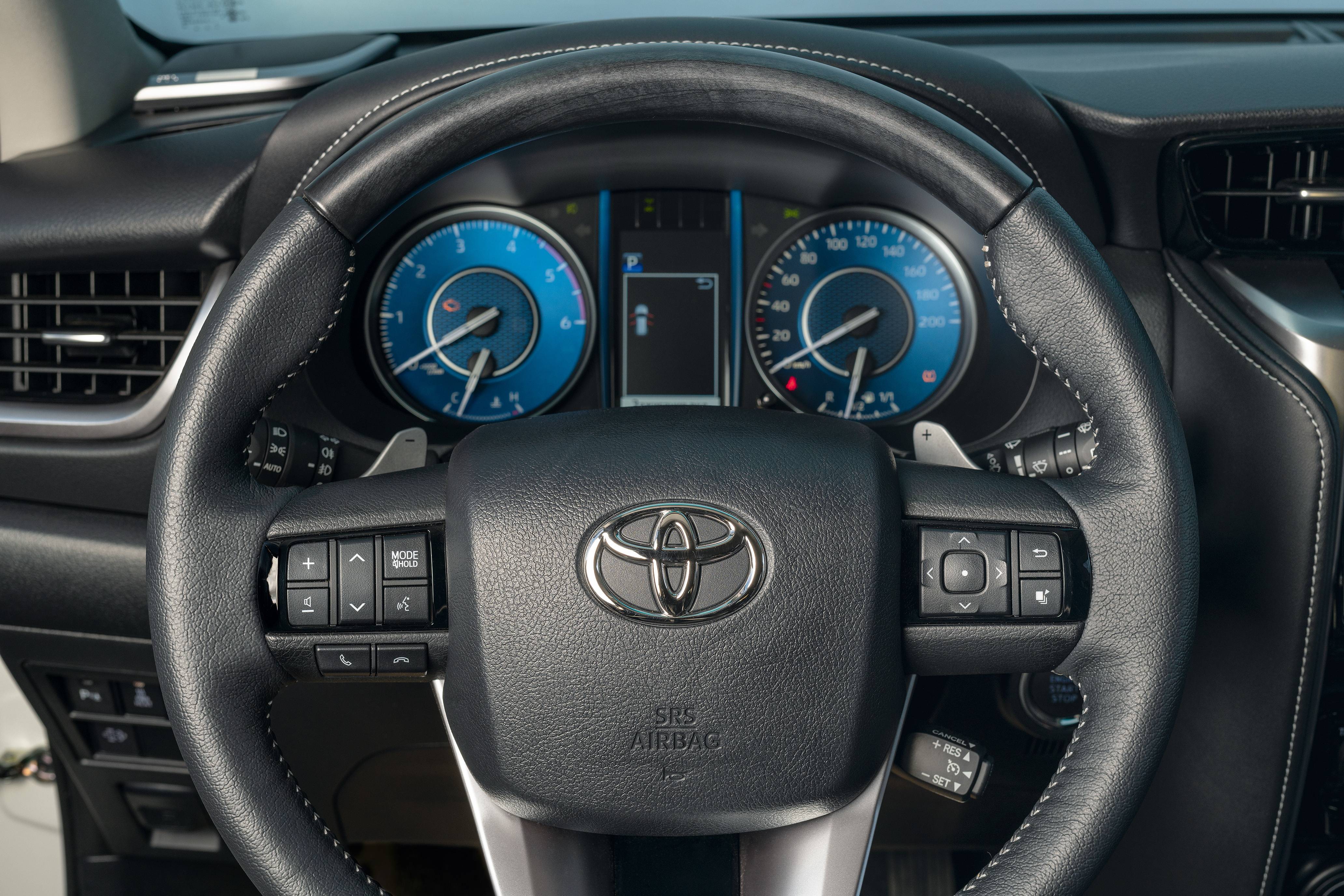 Интерьер Toyota Fortuner