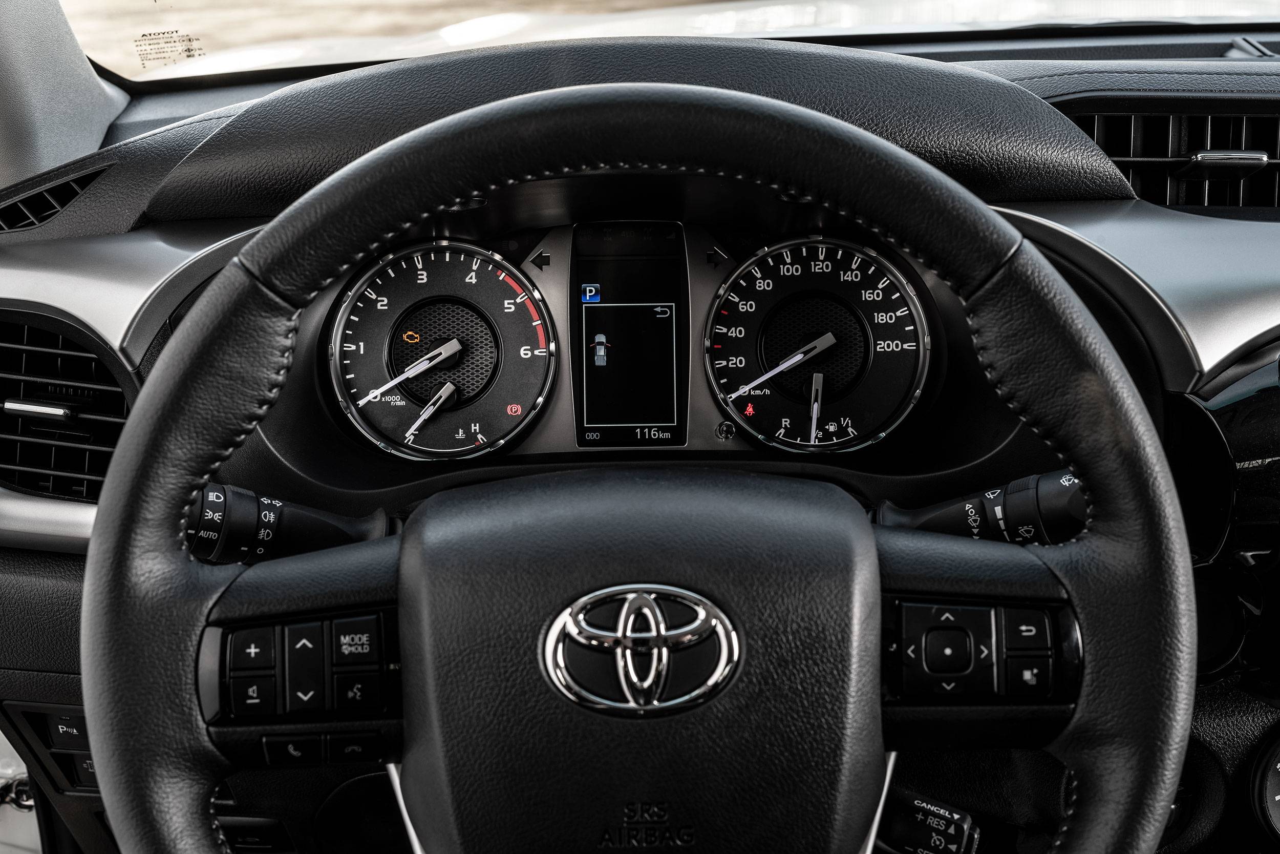 Интерьер Toyota Hilux