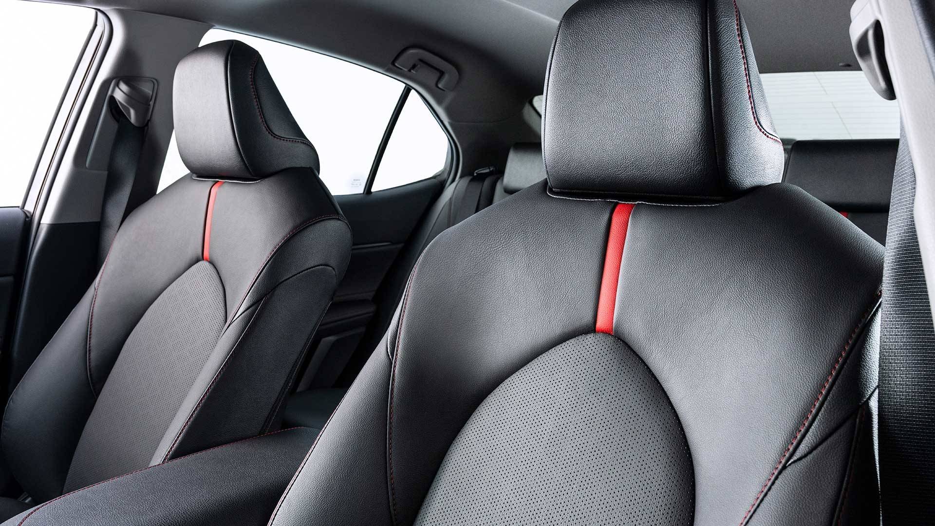 Черно-красные сиденья в Toyota Camry